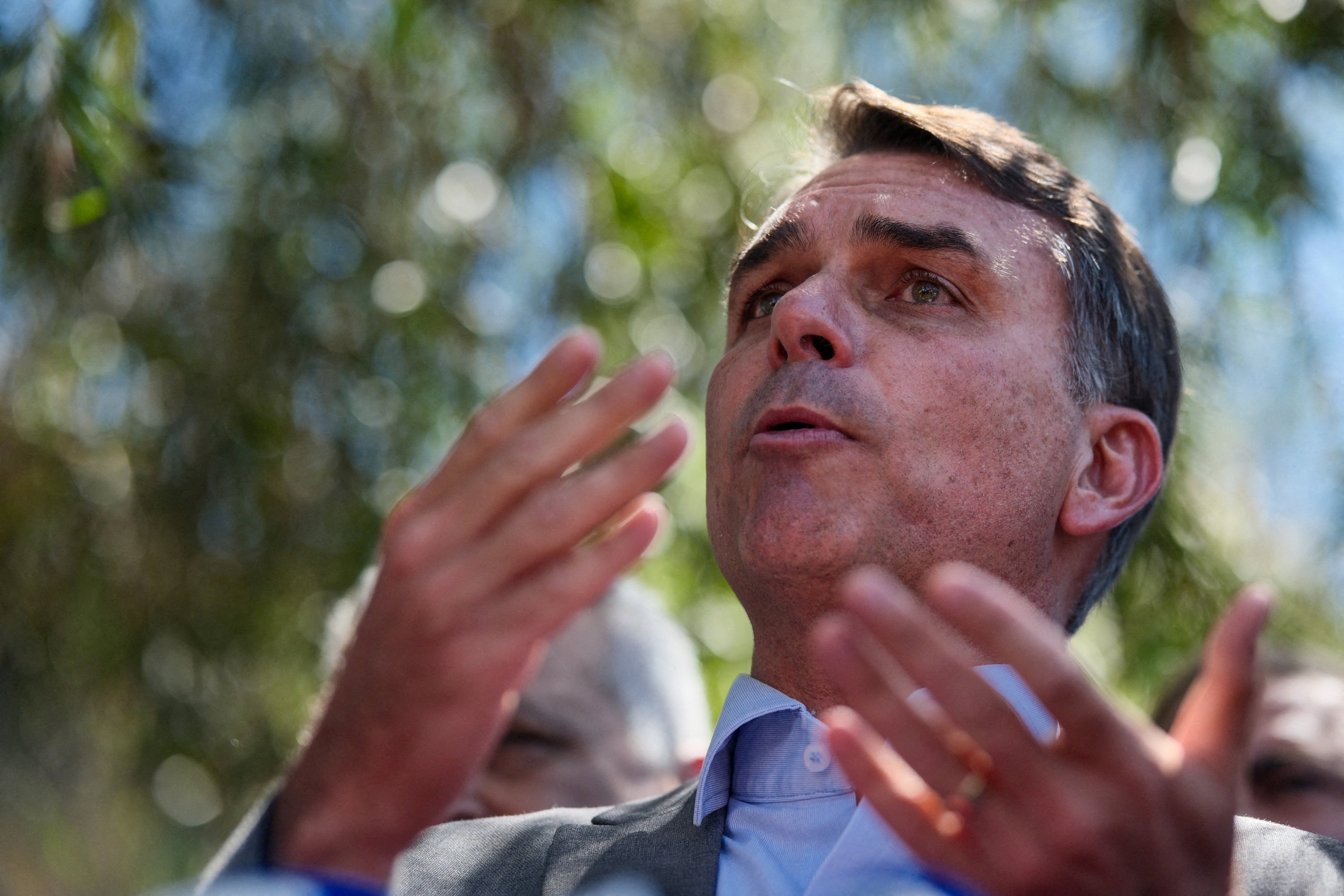 Flávio Bolsonaro volta a falar em 'redemocratizar' o Brasil: 'instituições precisam voltar a ser respeitadas'