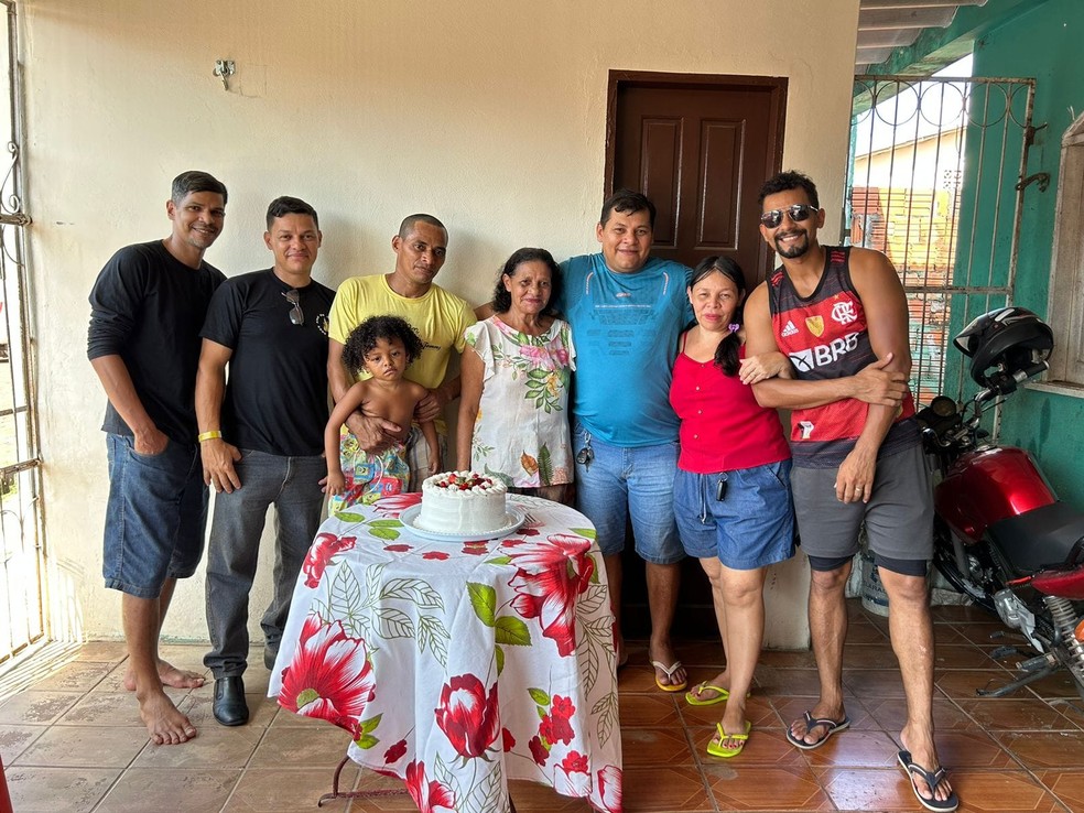 Parte da família biológica de Francisco Josenildo, em momentos de comemoração em Rio Branco — Foto: Arquivo pessoal