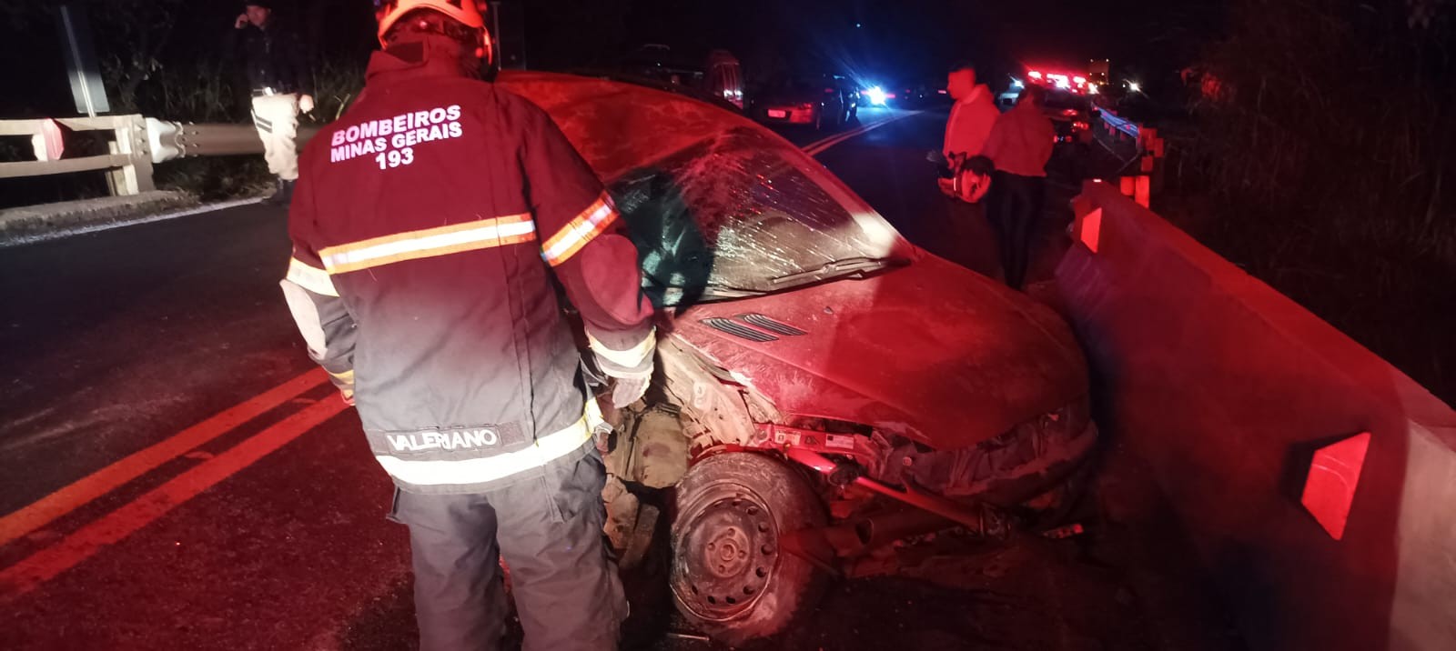 Carro capota sobre ponte na BR-459 entre Itajubá e Piranguinho; passageiro ficou preso às ferragens