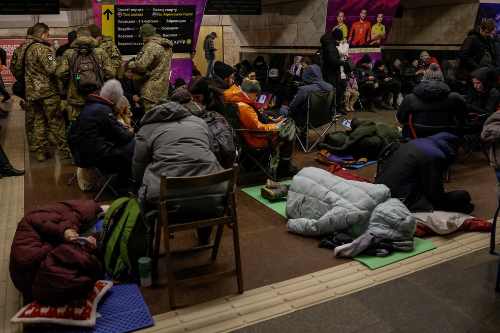 Pessoas se refugiam dentro de estação de metrô em Kiev em 8 de janeiro de 2024 — Foto: Alina Smutko/REUTERS