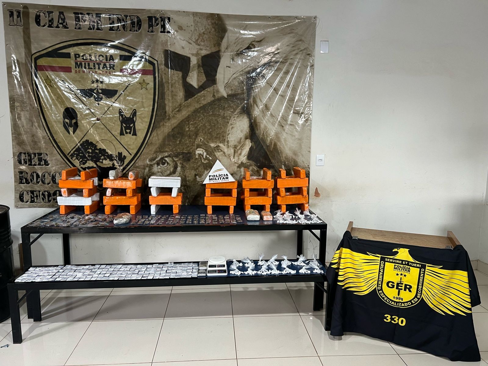 Durante buscas por autores de homicídio, polícia encontra cerca de 60 quilos de drogas, em Montes Claros