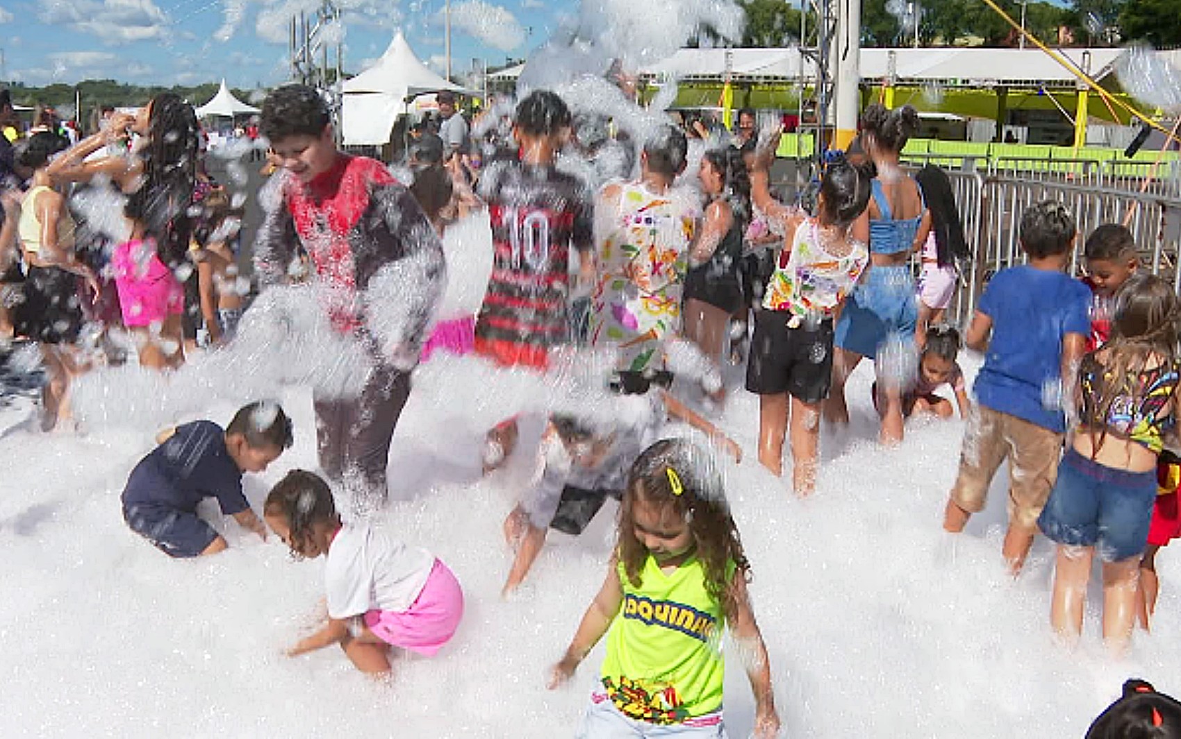 Banho da Dorotéia deve receber 10 mil pessoas durante 9 horas de pré-carnaval em Varginha; veja a programação