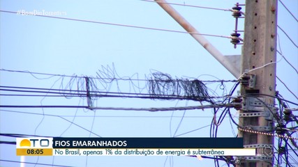 Grande quantidade de cabos de energia soltos e quebrados preocupa palmenses