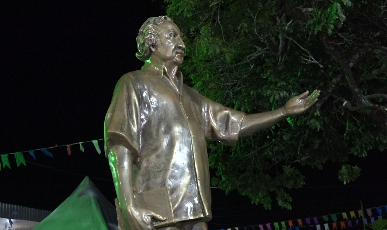 Busto de Jorge Amado é recolocado em praça de distrito na BA após ser alvo de vandalismo e passar por restauração 