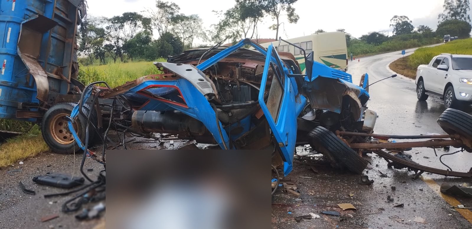 Dois morrem e um fica ferido em acidente entre caminhão e ônibus na BR-146, em Araxá