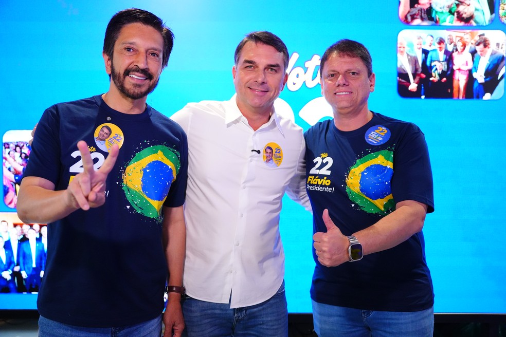 Flávio Bolsonaro com o prefeito de São Paulo, Ricardo Nunes (MDB) e o governador reeleito do estado, Tarcísio de Freitas (Republicanos) — Foto: Vittor Sales