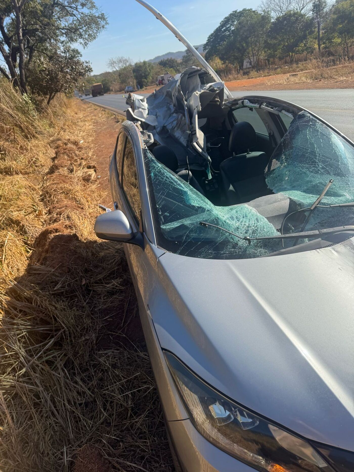 Roda de trailer solta e destrói teto de carro na BR-251