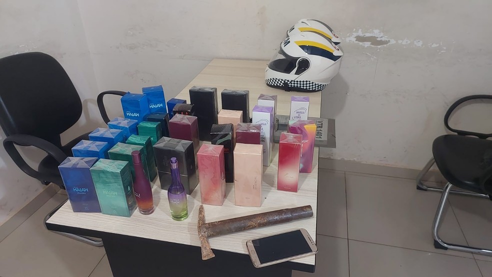 Perfumes são apreendidos após furto em loja em Rio Preto (SP) — Foto: Madelyne Boer/TV TEM