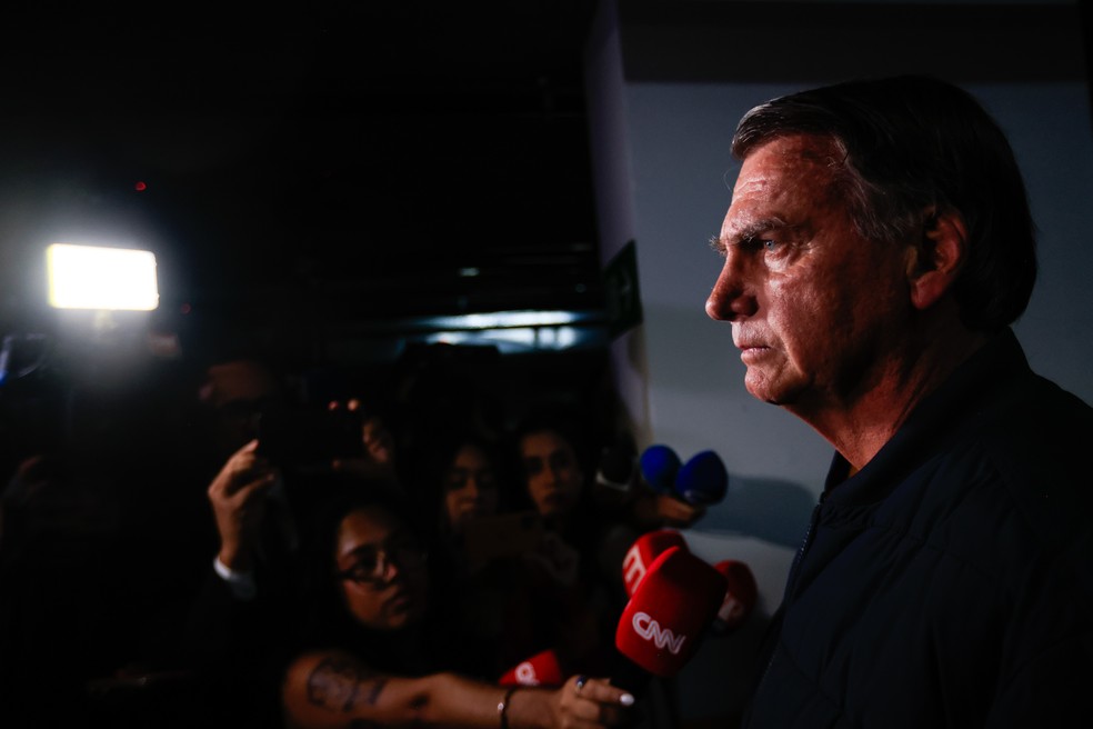O ex-presidente da República, Jair Bolsonaro, fala com a imprensa enquanto deixa a sede do Partido Liberal (PL), em Brasília, para ir para casa devido às medidas restritivas impostas pelo Supremo Tribunal Federal (STF), nesta sexta-feira 18 de julho de 2025. — Foto: WILTON JUNIOR/ESTADÃO CONTEÚDO