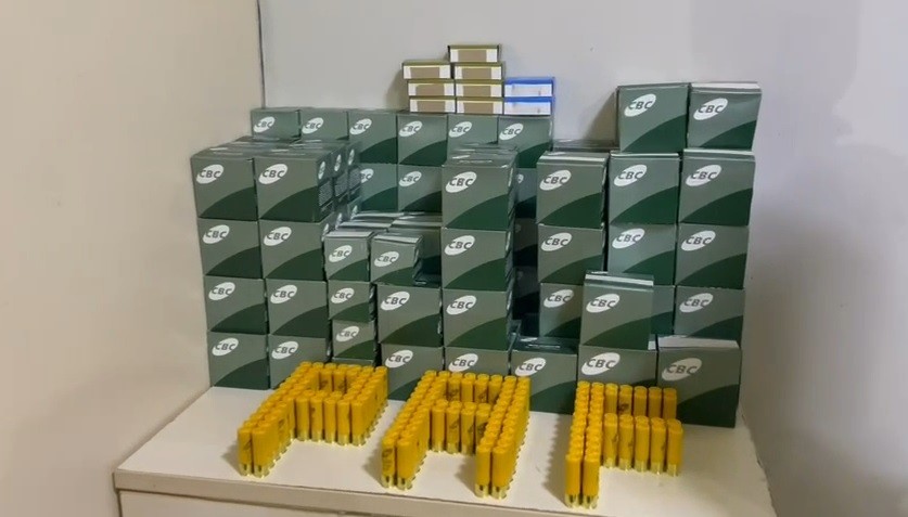 Pacotes de drogas e caixas com milhares de munições são apreendidos em ônibus na BR-230, em Altamira