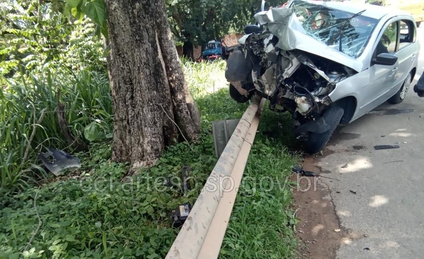 Três pessoas morrem após carro bater em defensa metálica na SP-342 em São João da Boa Vista