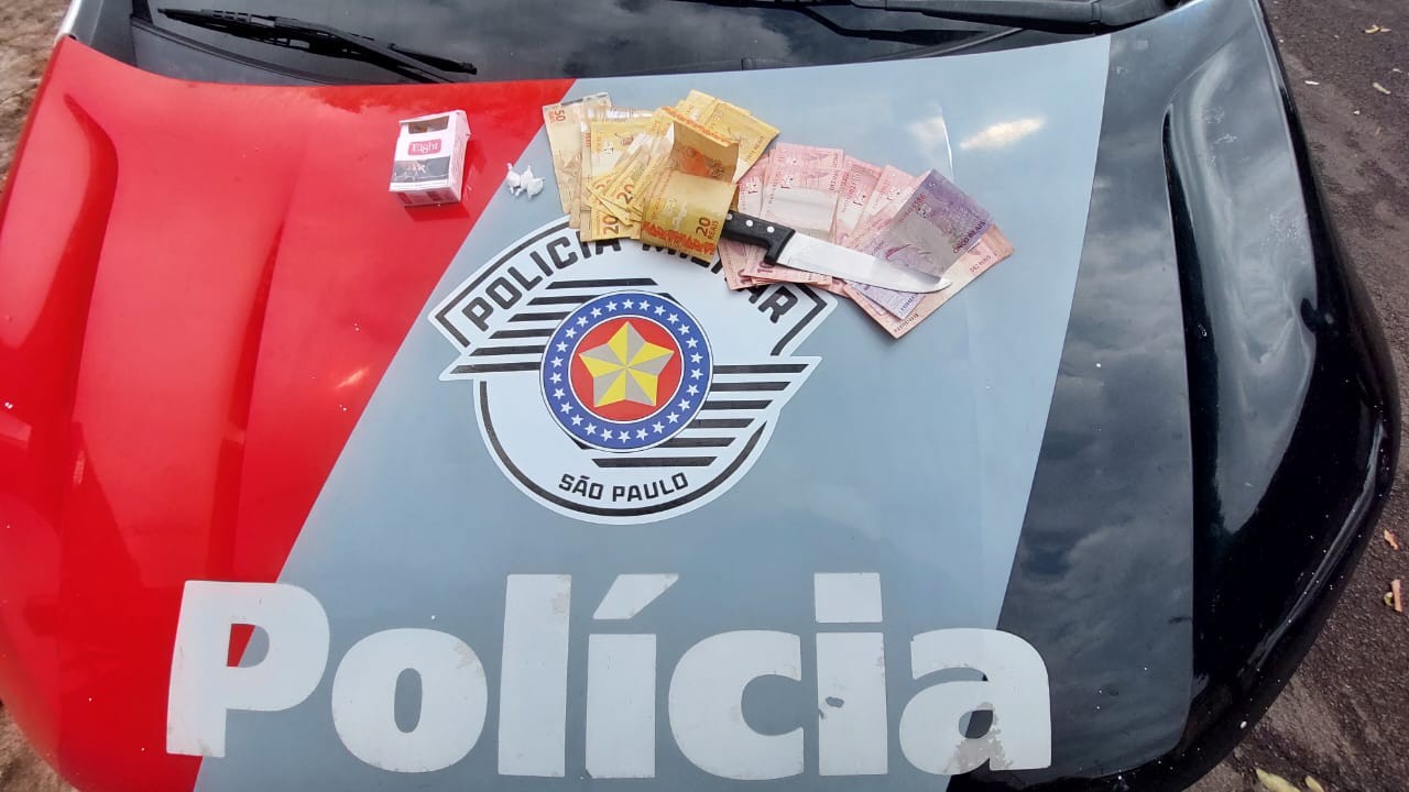Com capa de chuva e capacete, homem é preso em flagrante após roubar quitanda em Osvaldo Cruz