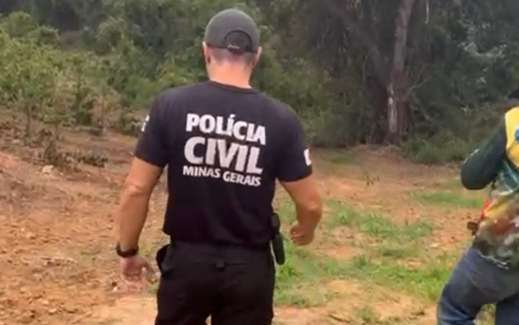 Corpo de homem é encontrado enterrado em cafezal com as mãos amarradas em Bom Jesus da Penha, MG