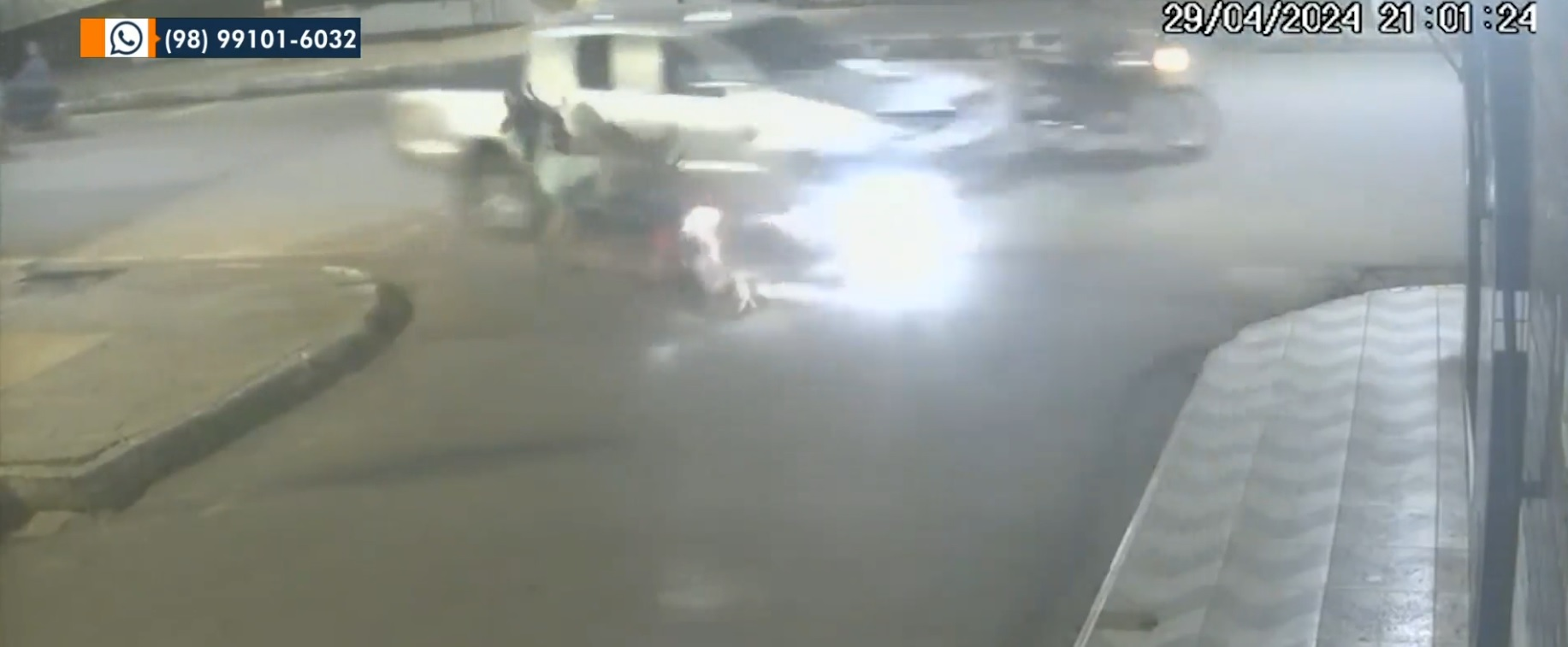 Após atropelar duas pessoas, caminhonete desgovernada atinge frente de loja no MA