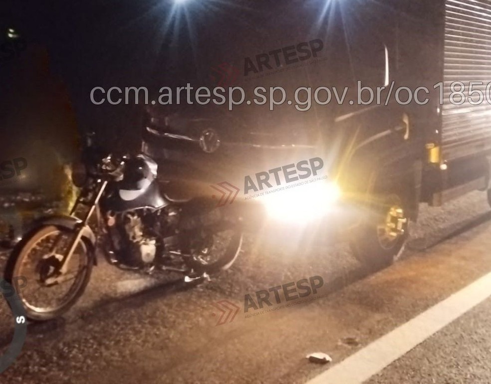 Motociclista morreu após cair na rodovia e ser atropelado em Gália — Foto: Artesp/Divulgação