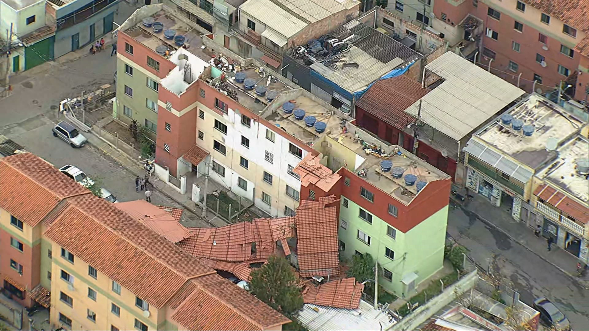 Telhado de condomínio se solta completamente durante ventania no Aglomerado da Serra, em BH