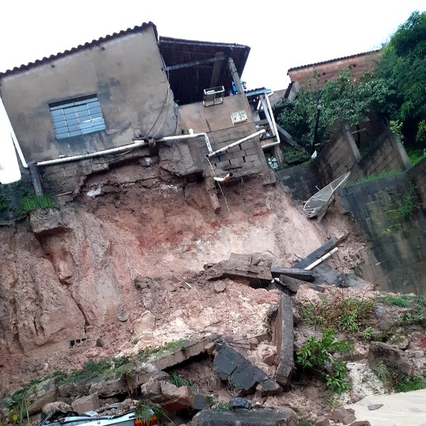 Vídeo mostra resgate de vítima de soterramento em Santa Maria de Itabira