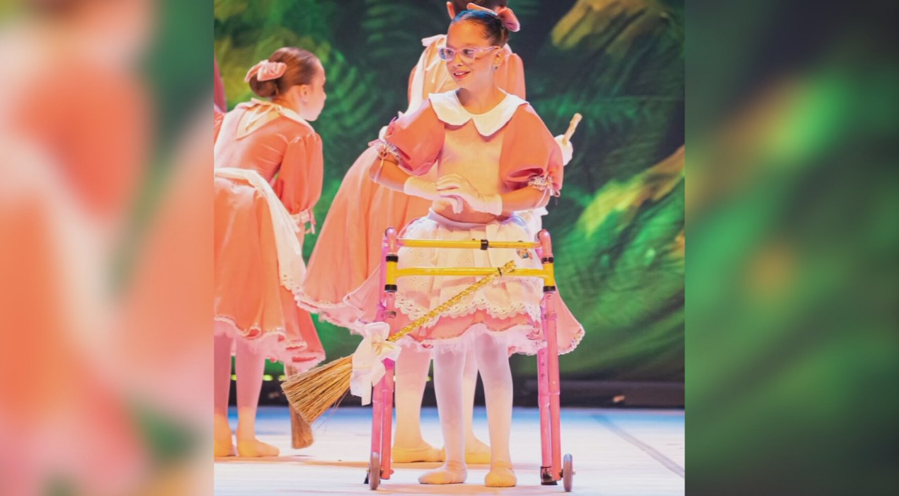 Bailarina com paralisia cerebral supera previsão médica e dança no Festival de Joinville