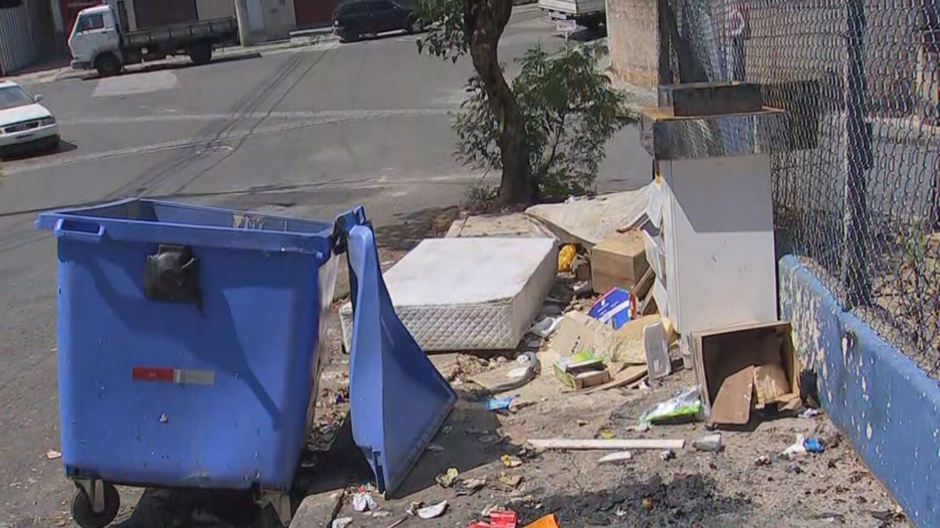 'Caminho de obstáculos': descarte irregular de lixo bloqueia calçada de escola em Votorantim