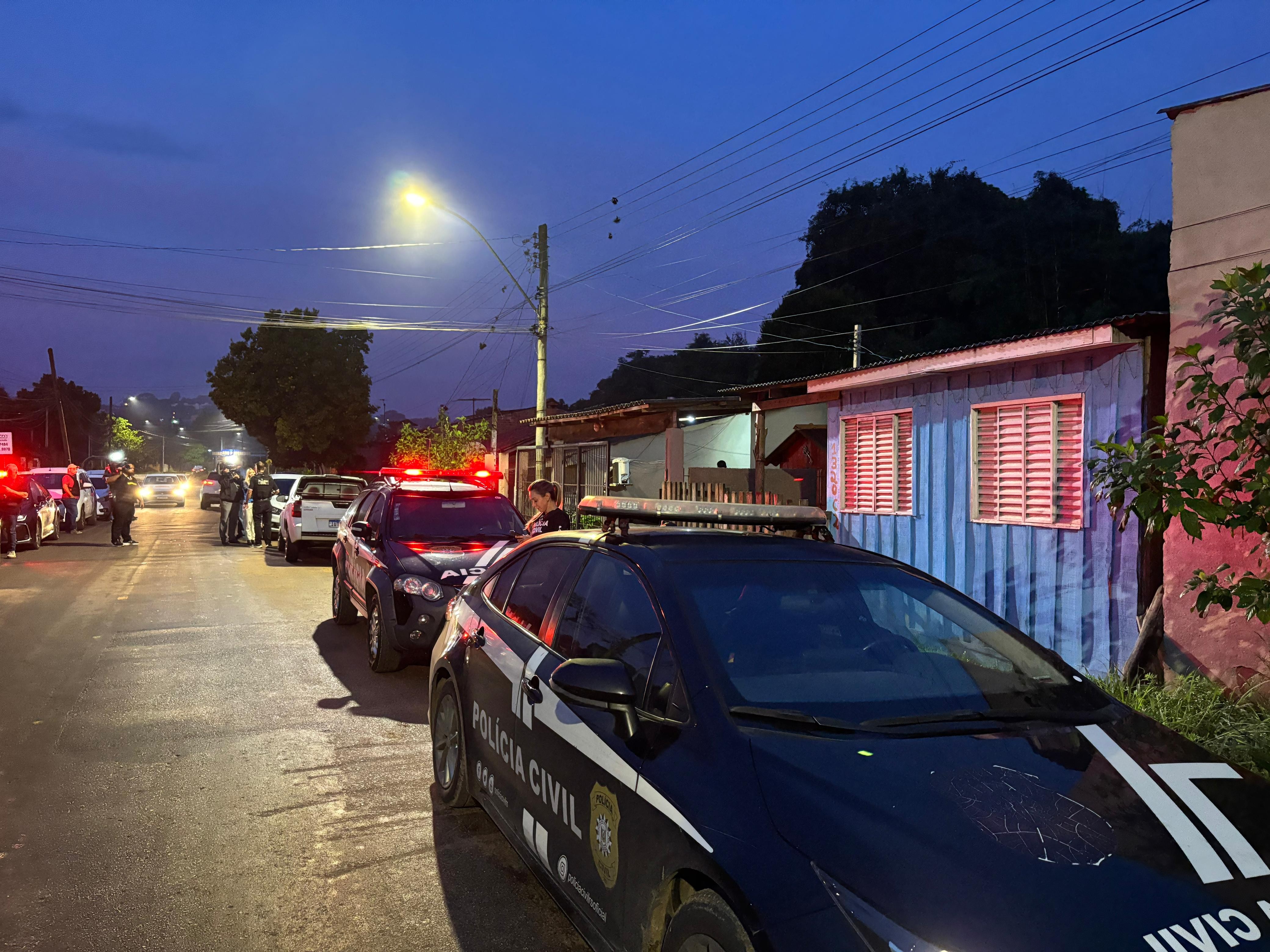 Mulher é presa sob suspeita de matar irmão durante plano para assassinar a mãe no RS; pai dela também foi preso