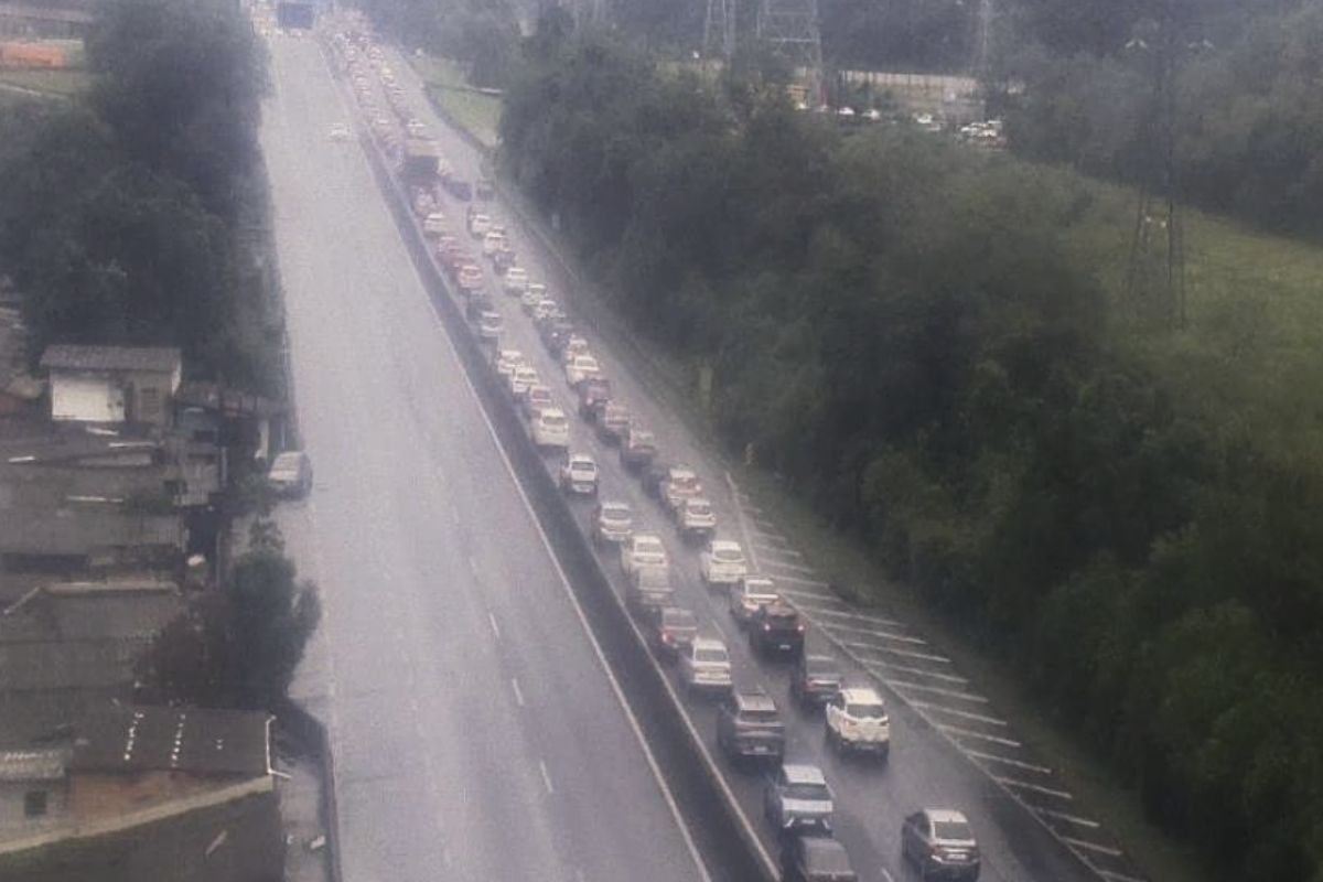Motoristas encaram lentidão no retorno a SP após feriado prolongado no litoral
