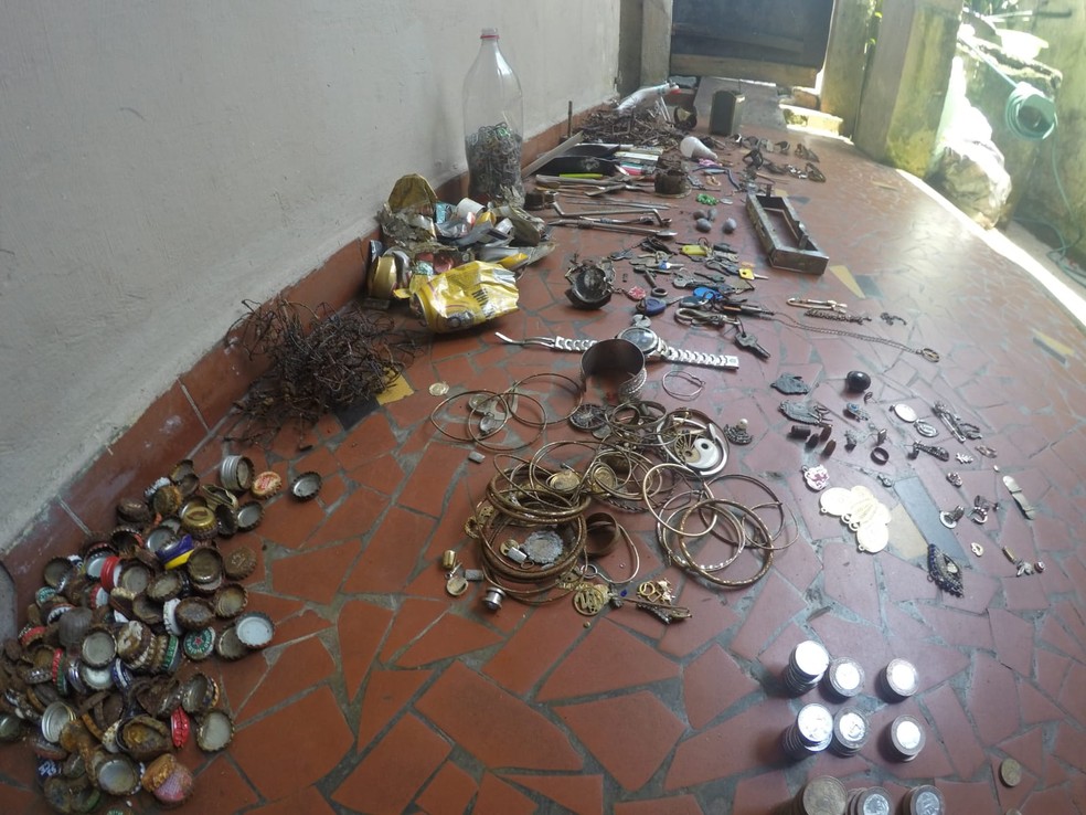 Itens encontrados na praia são levados para a casa do casal, em Santos, onde são guardados durante o ano todo — Foto: NP_detectorismo