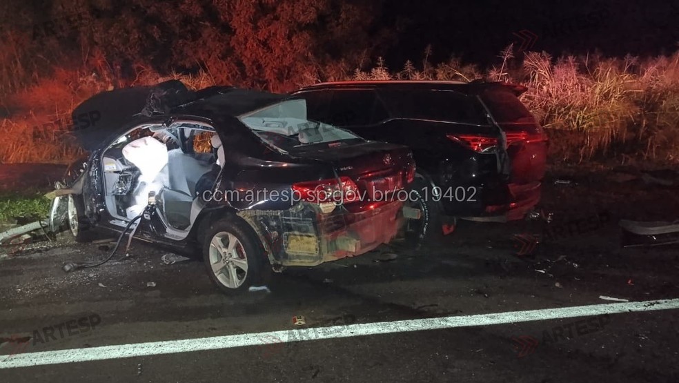 Colisão após carro invadir a contramão deixa um morto em rodovia de Martinópolis (SP) — Foto: Artesp/Divulgação