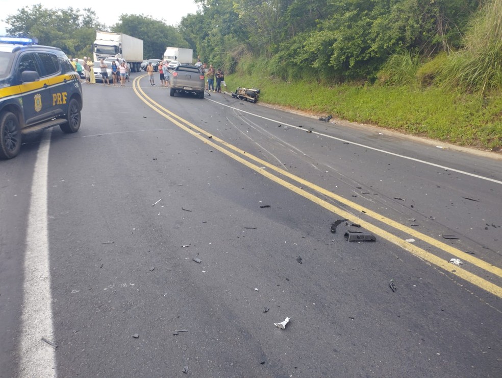 Moto foi atingida por caminhonete na BR-251 — Foto: Polícia Rodoviária Federal