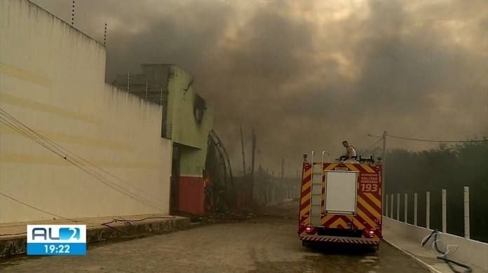 VÍDEOS: incêndio destrói distribuidora de embalagens em