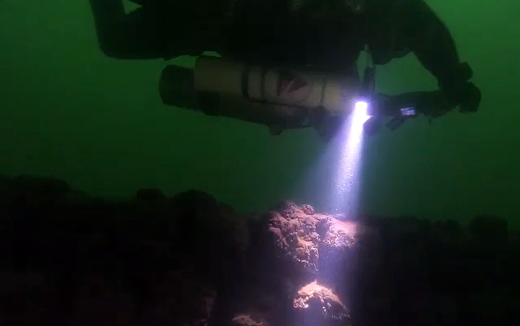 Mergulhadores utilizam lanternas para se guiarem no fundo do lago — Foto: Scubaminas Mergulho