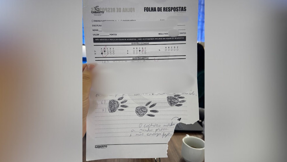 Aluno morde a própria prova para justificar que não pôde responder à questão — Foto: Redes Sociais/Divulgação