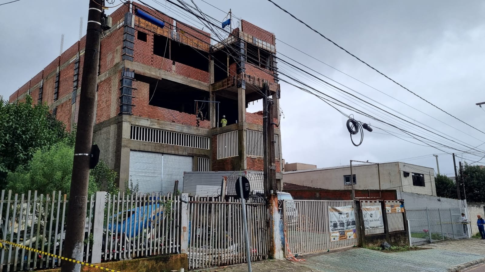 Homem morre após escada de concreto cair sobre ele em obra de Curitiba