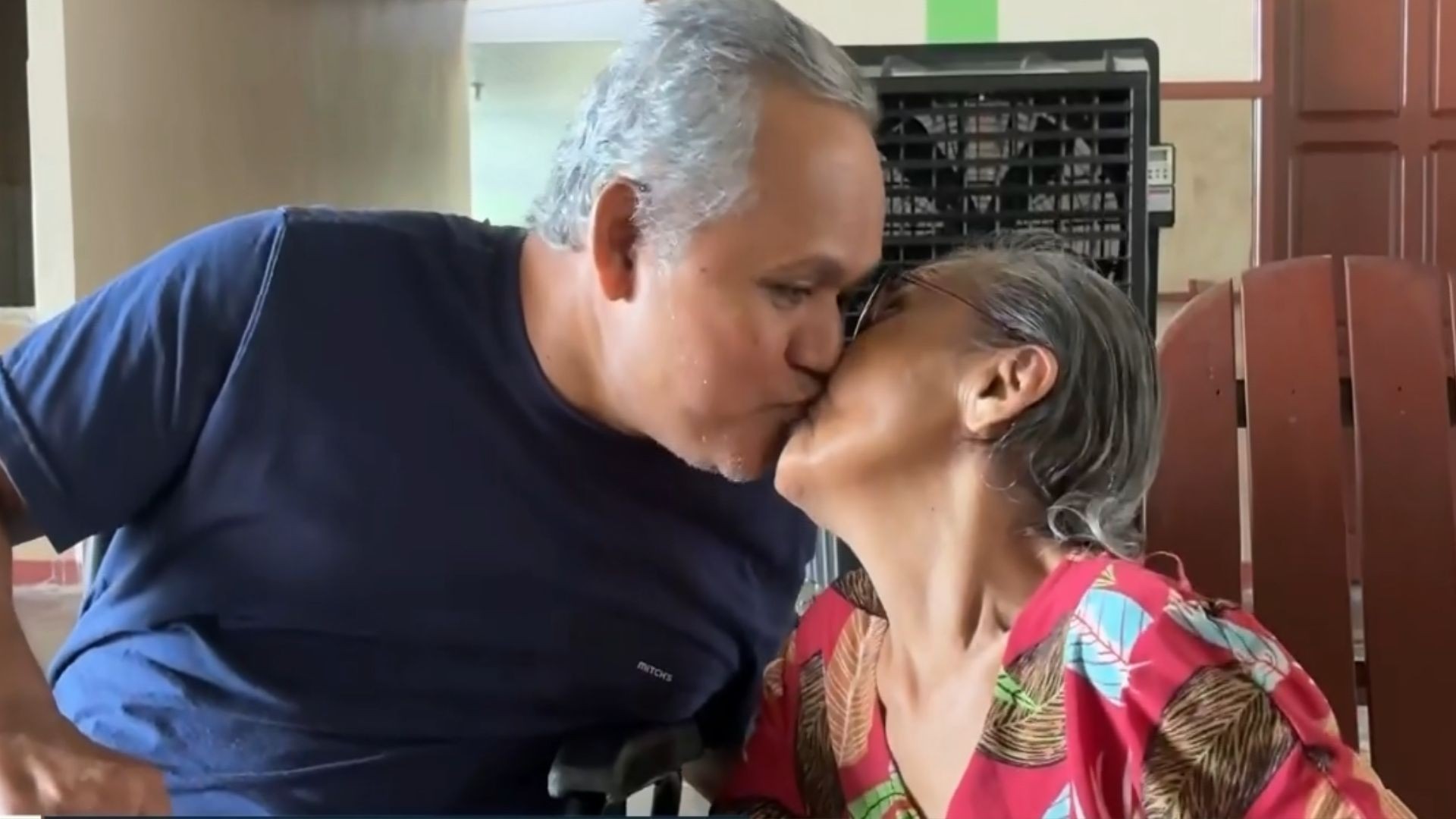 Casal que se conheceu em lar de idosos no AP vive relacionamento há 8 anos: ‘amor é tudo’