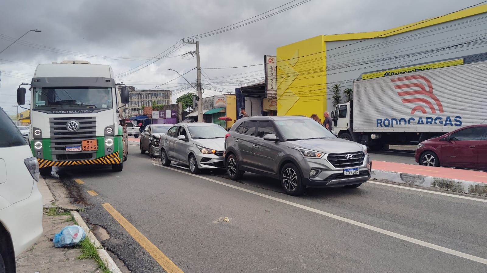 Engavetamento com três veículos deixa trânsito congestionado na avenida Ana Jansen, em São Luís