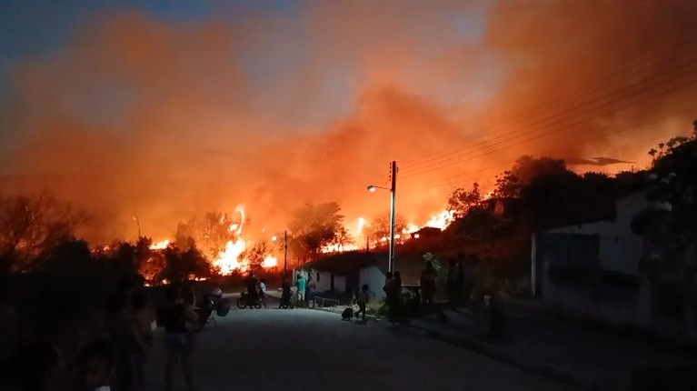 VÍDEO; Incêndio atinge cidade de São José do Peixe e avança em direção ao Rio Piauí