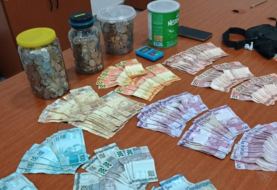 Operação prende suspeito e apreende drogas, dinheiro e materiais usados no tráfico em Taquarituba