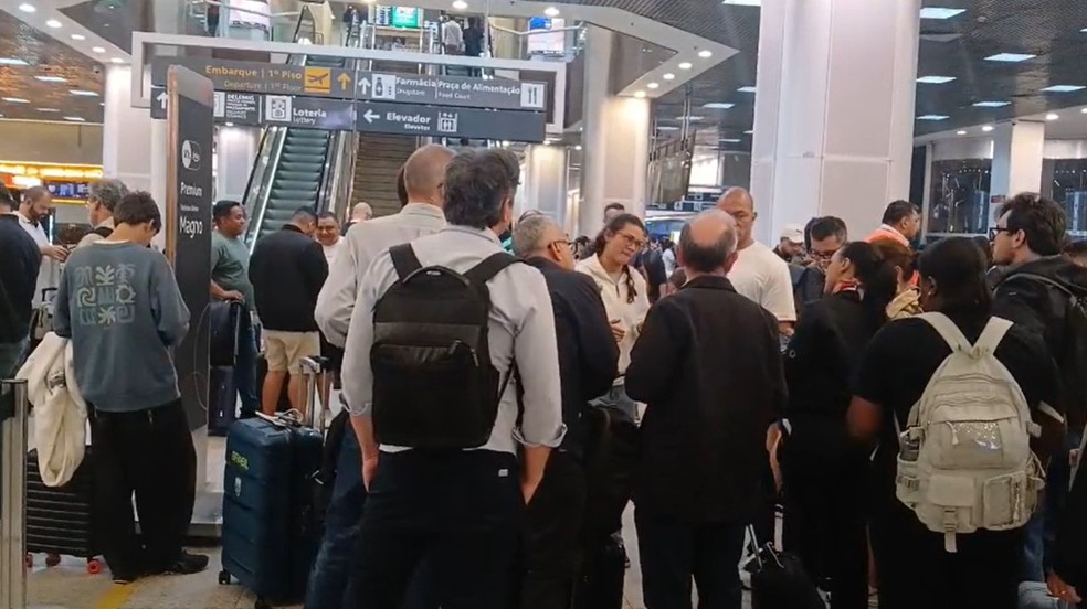 Saguão do Santos Dumont fica cheio após interrupção de voos no aeroporto — Foto: Isabela Leite/GloboNews