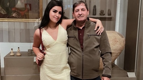 Pai emociona filha sendo único em apresentação dela na faculdade