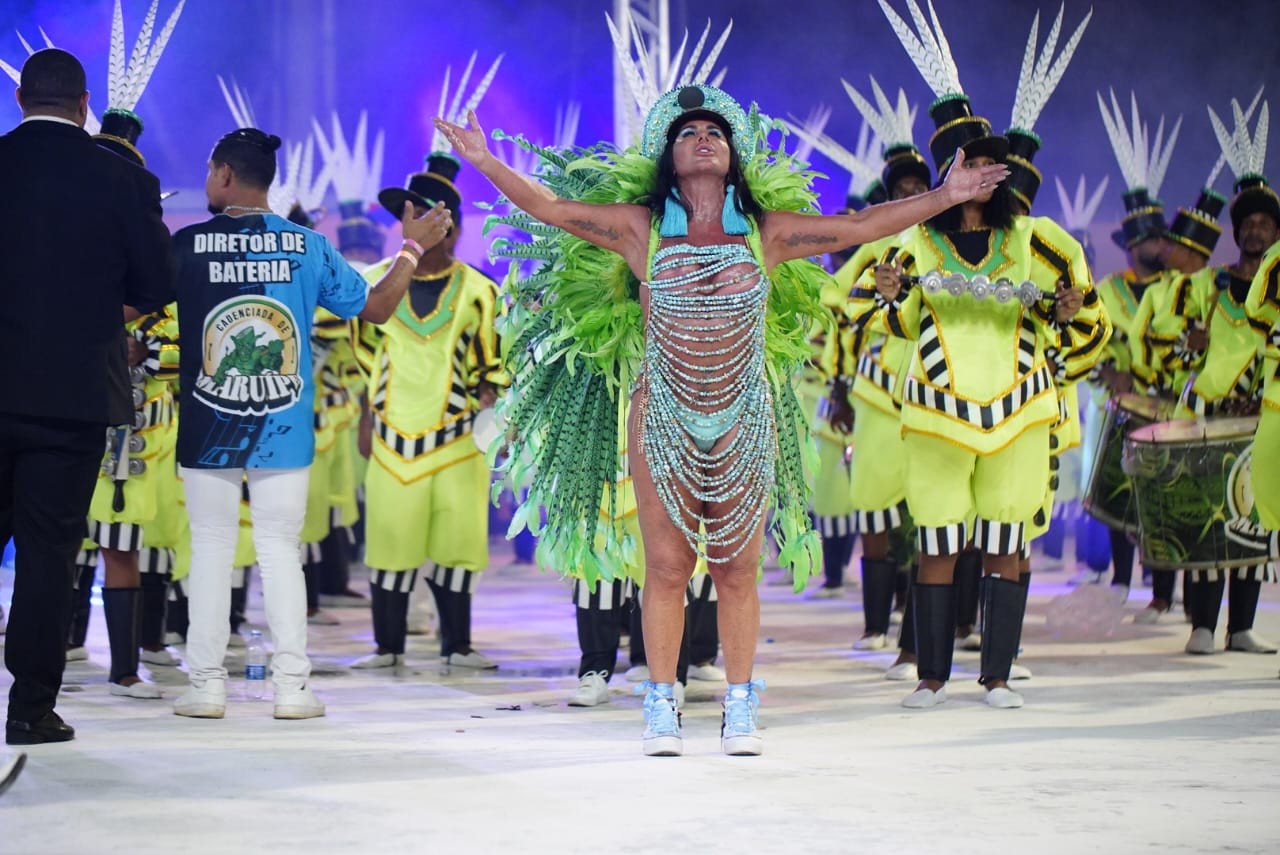 VÍDEO: Gretchen estreia como rainha de bateria e desfila de tênis no Carnaval de Vitória