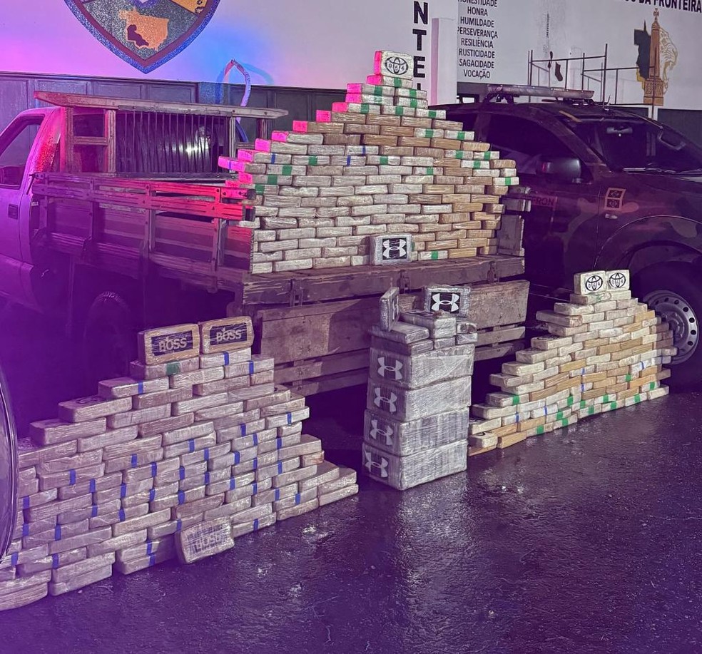 Cerca de 340 tabletes de drogas foram encontrados dentro da carroceria da caminhonete que o suspeito transportava — Foto: Gefron