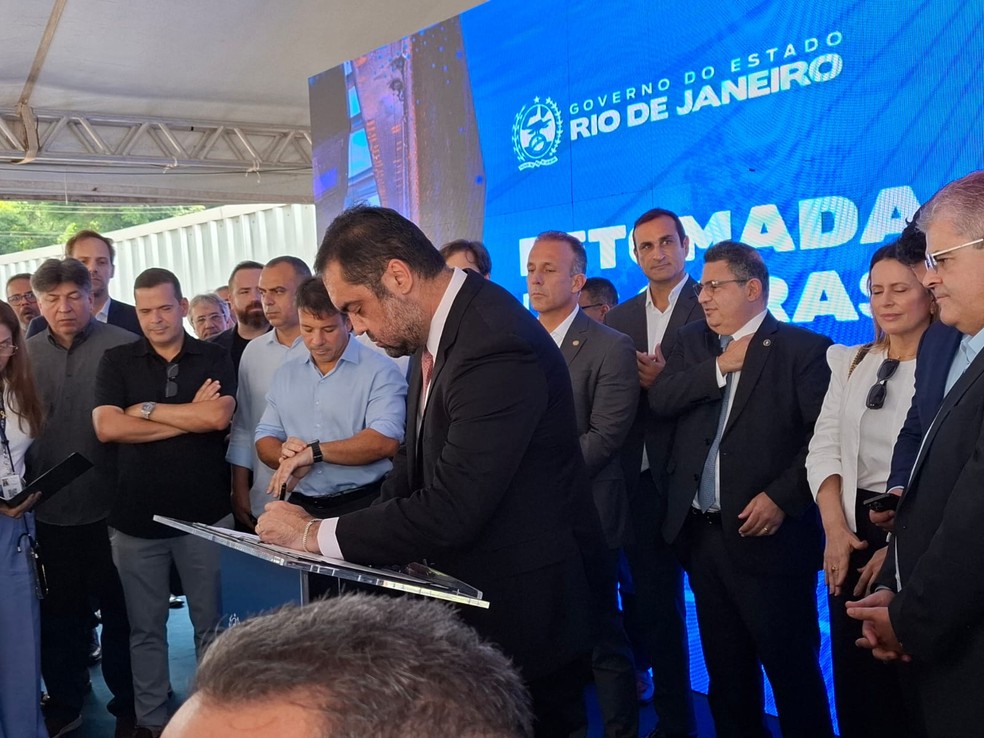 Castro assinou o novo contrato com o Metrô Rio — Foto: Cristina Boeckel/g1 Rio