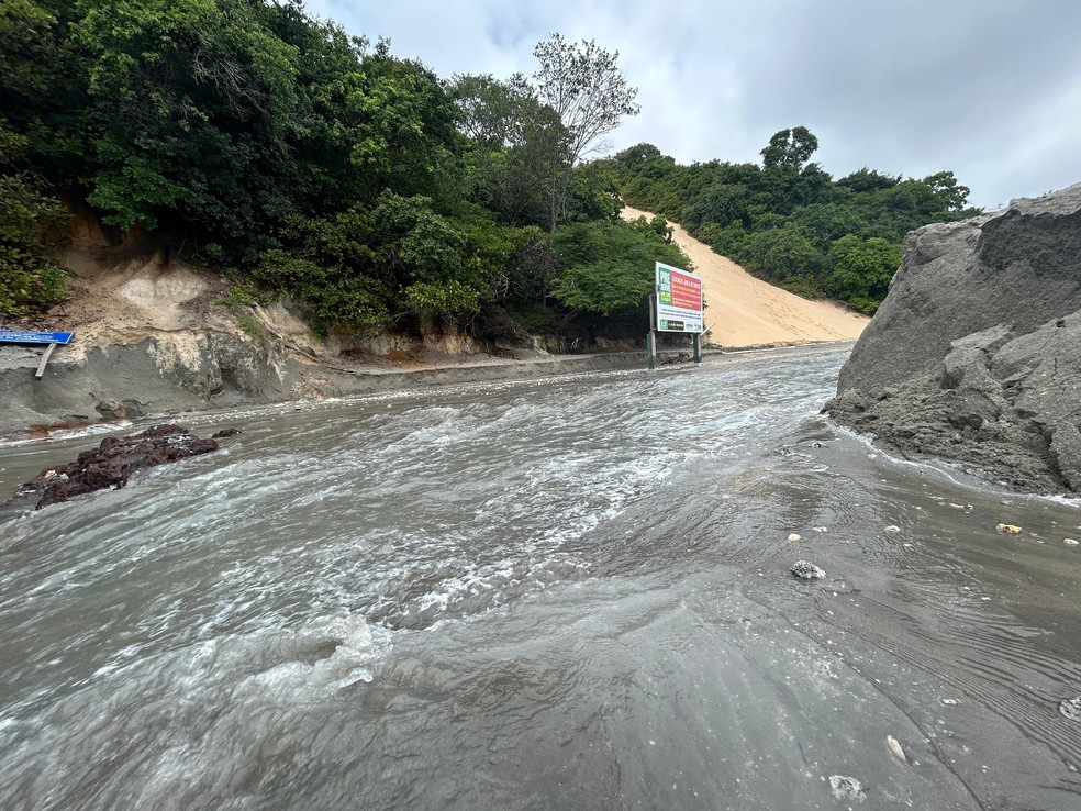 Vala que se abriu na praia de Ponta Negra, em Natal. — Foto: Stephany Souza/Inter TV Cabugi