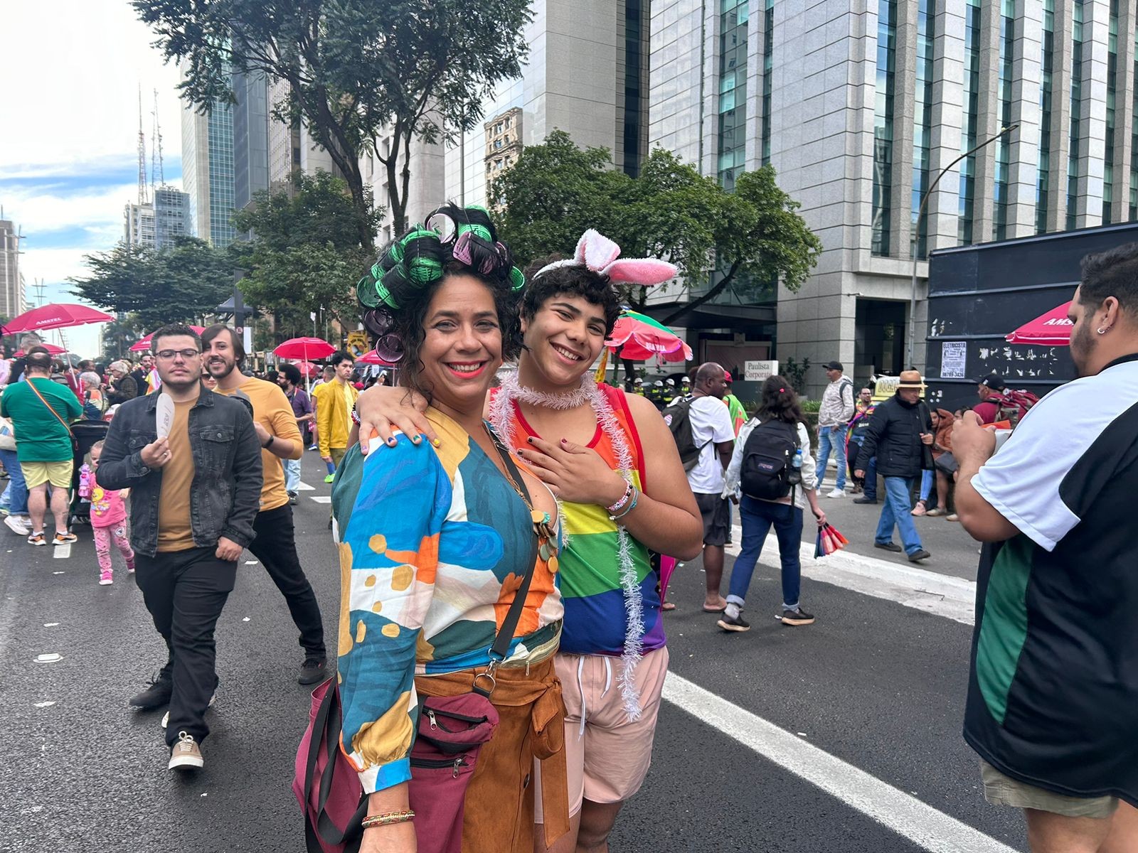 Com fantasias coloridas e verde-amarelas, milhares de pessoas lotam a 28ª Parada LGBT+ em São Paulo