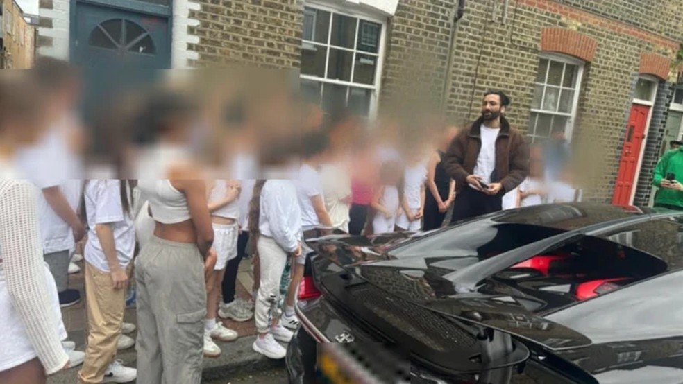 Jhaj foi filmado por um pai que o reconheceu da investigação da BBC conversando com jovens do lado de fora das audições de dança em 2024. — Foto: Arquivo de uma das famílias via BBC
