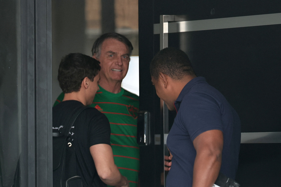O ex-presidente do Brasil, Jair Bolsonaro, aparece na porta de sua casa, durante sua prisão domiciliar, em Brasília, Brasil, em 21 de novembro. de 2025 — Foto: Mateus Bonomi/Reuters
