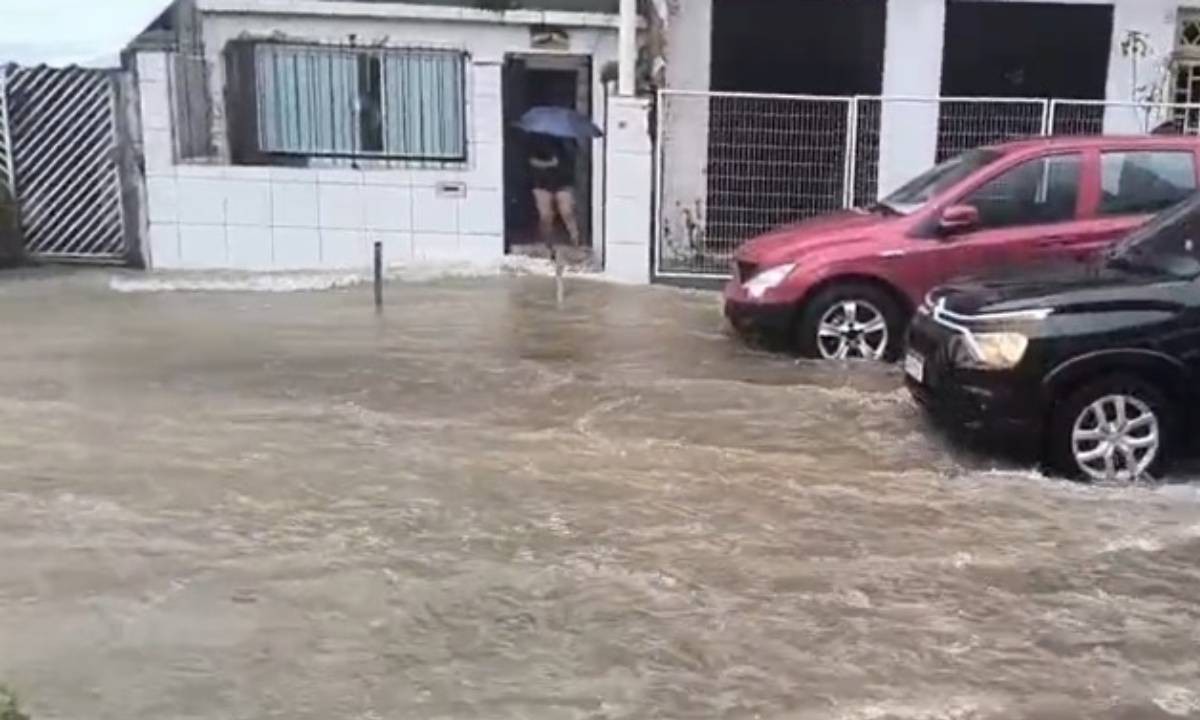Chuva provoca pontos de alagamento em Salvador 