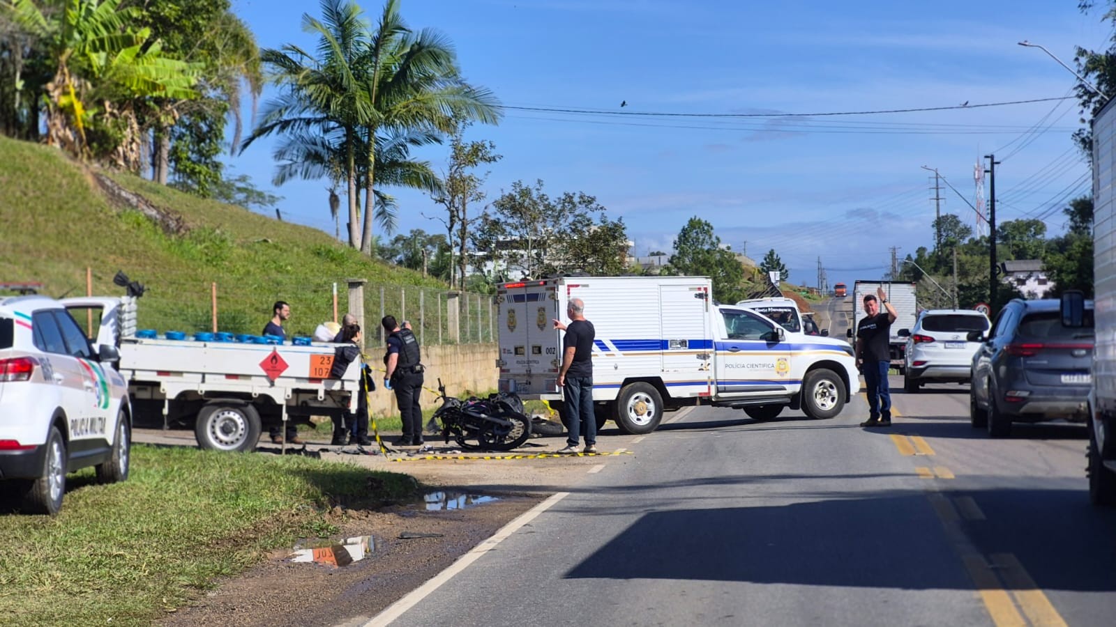 Adolescente de 17 anos que pilotava moto morre após batida com caminhão em SC 