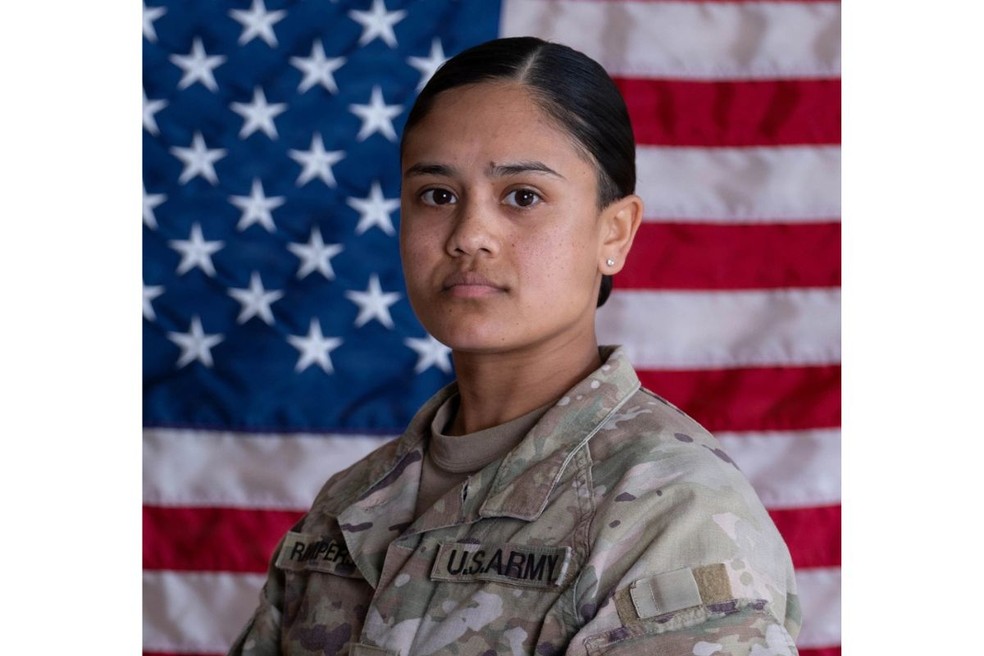 Sargenta Angel Rampersad, de 28 anos e original de Nova York, que o Exército dos EUA acredita estar morta após ataque iraniano na base aérea de Muwaffaq Salti em julho de 2026. — Foto: Divulgação/Departamento de Guerra dos EUA
