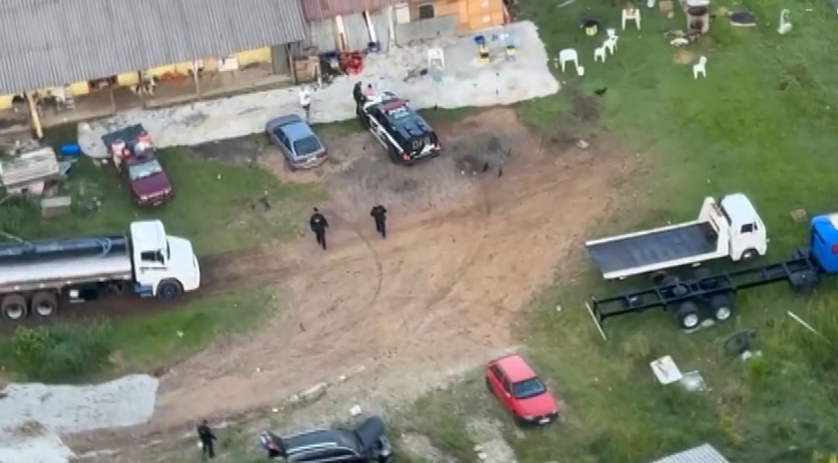 Polícia do PR acha dinheiro em fundo falso na casa de chefe de quadrilha que abastecia facções com fuzis em todo o Brasil