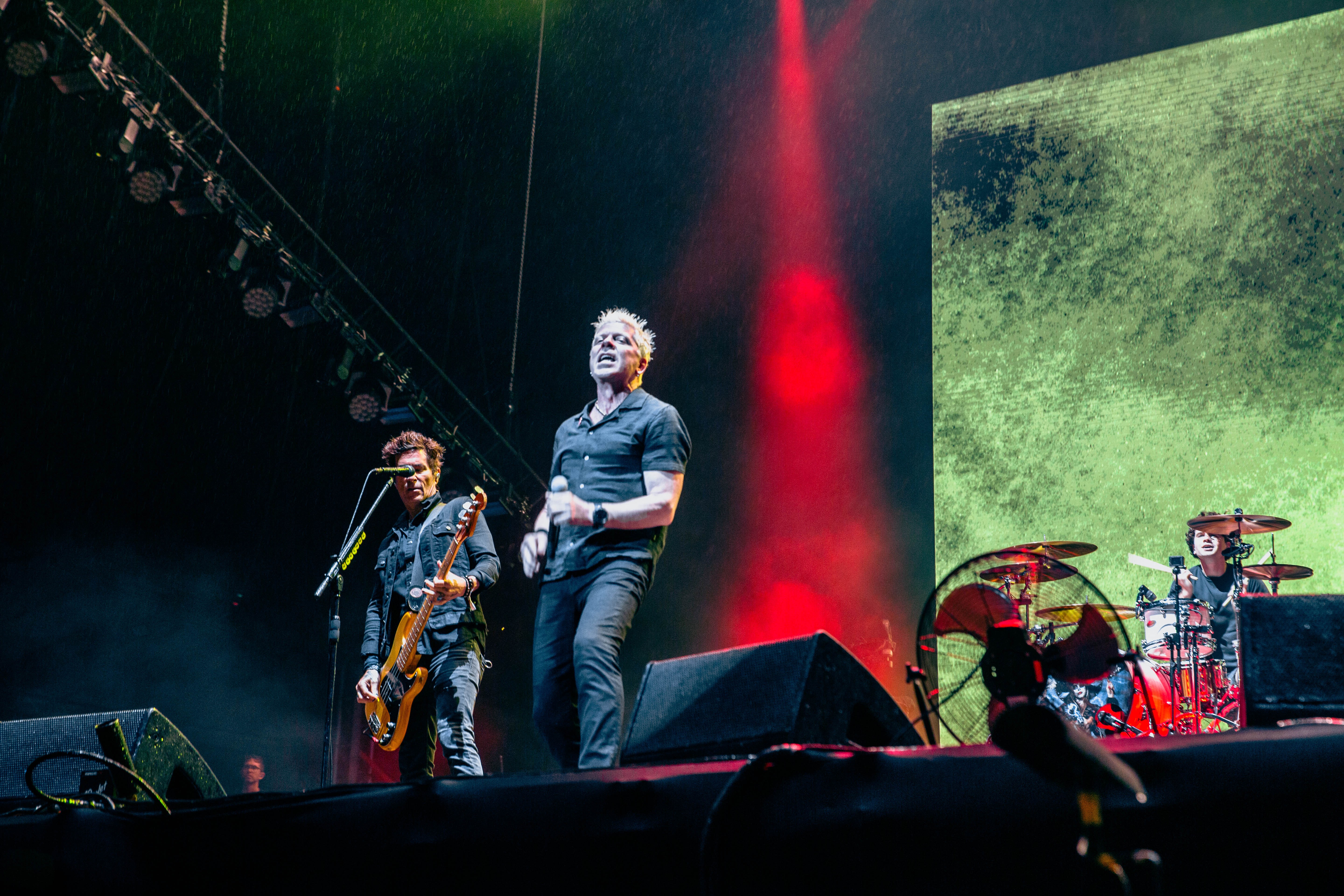 Guitarrista do Offspring anuncia afastamento dos palcos por 'problema repentino e sério' de saúde